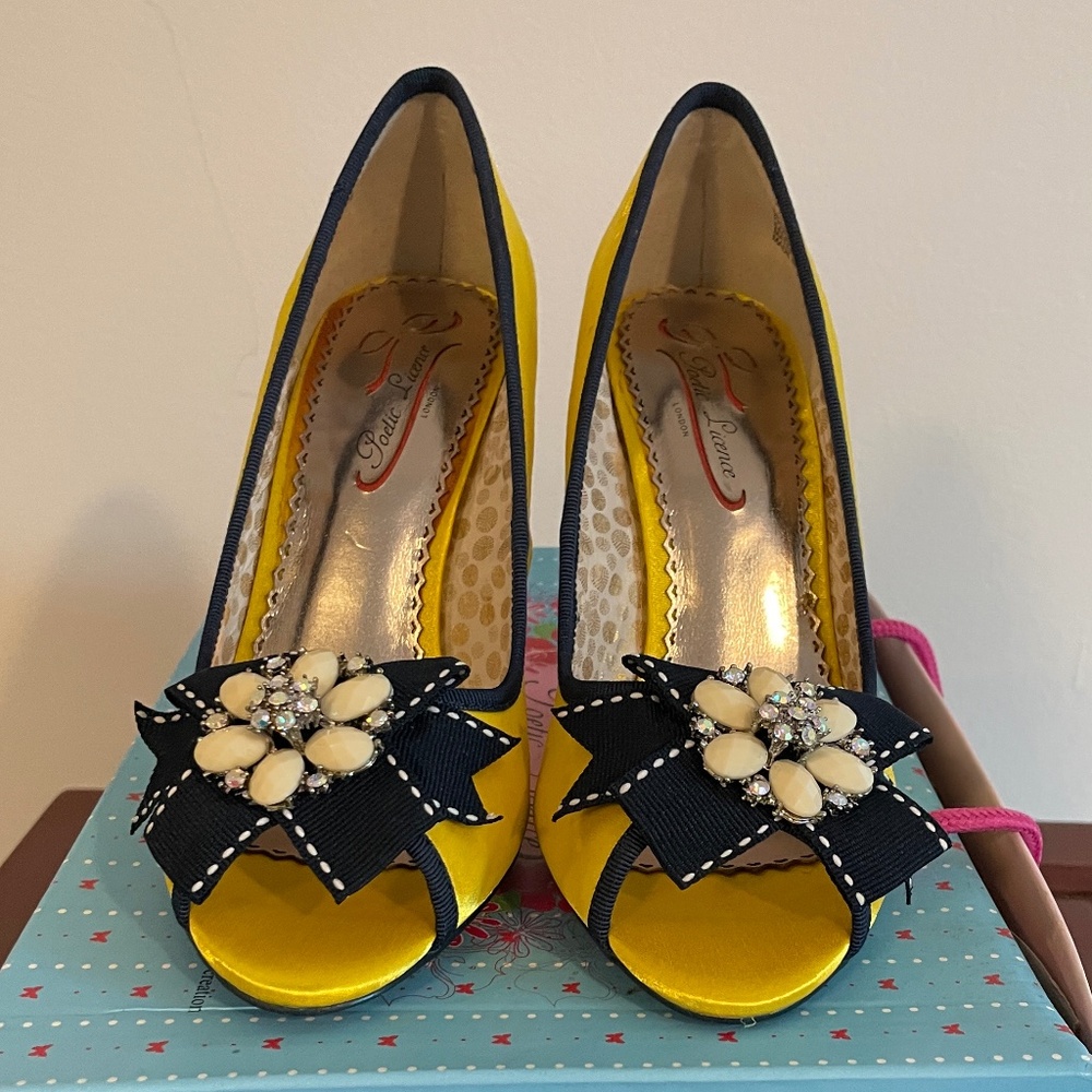 POETIC LICENCE - Yellow Pumps with Bow - Size 5.5 - NIB